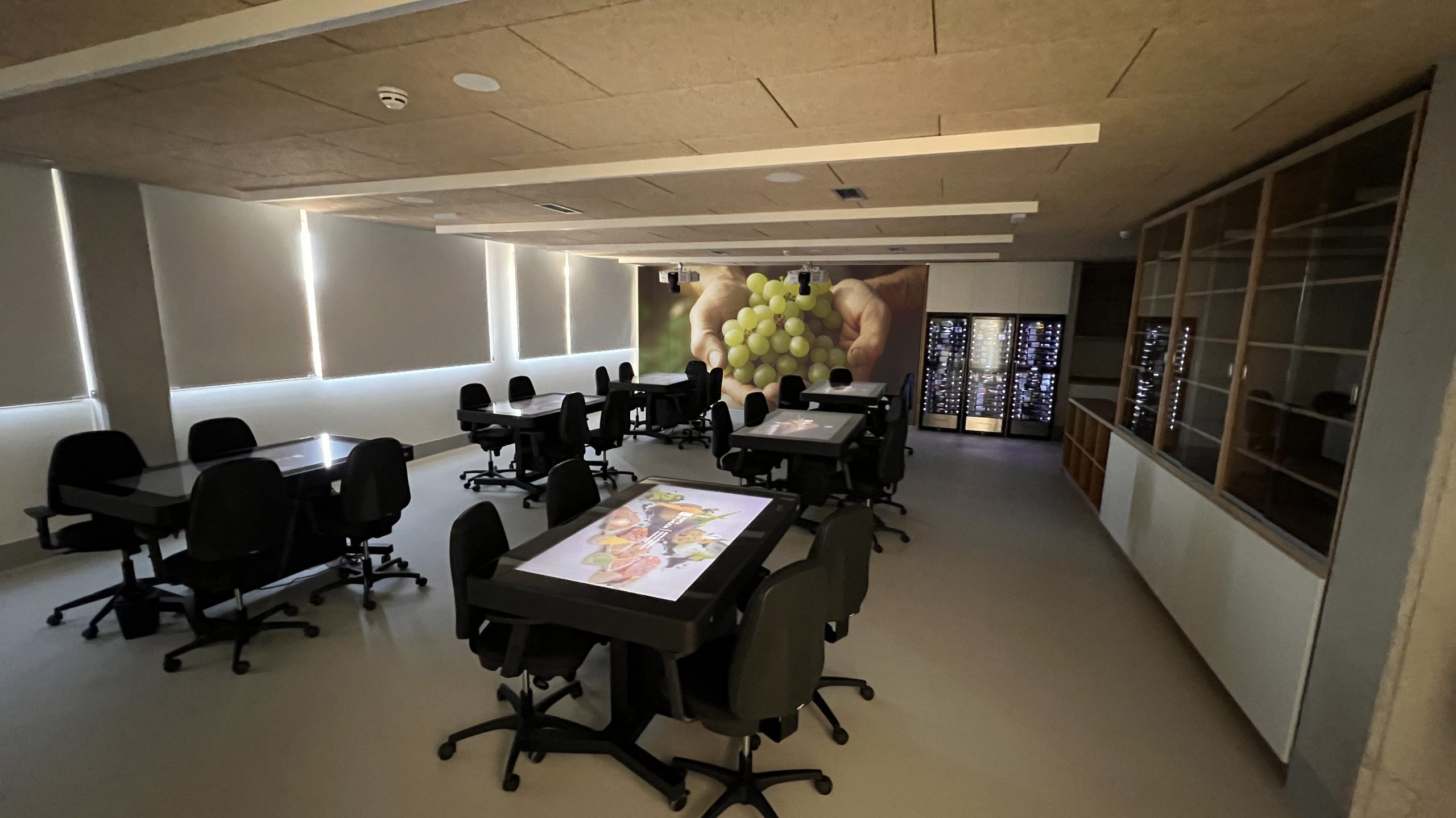 DigaliX revoluciona la formación con el Aula de Catas Interactiva SIMMERSIVE en el CIFP Carlos Oroza