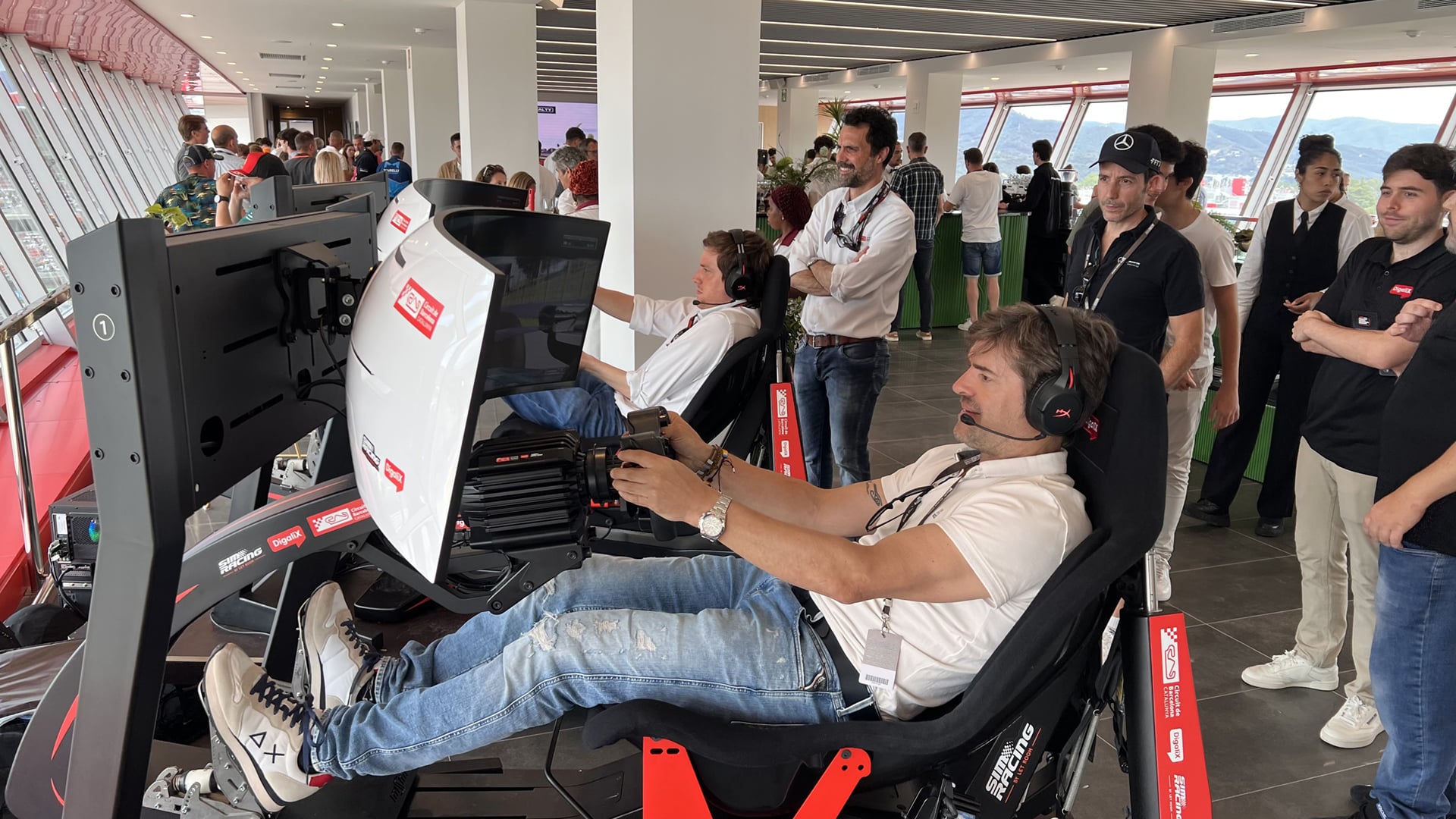 El ex-piloto Carlos Checa en el simulador de simracing de Digalix.