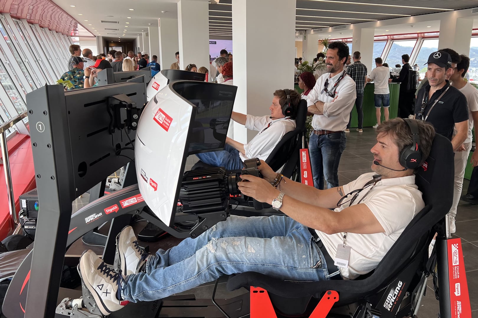 El ex-piloto Carlos Checa en el simulador de simracing de Digalix.